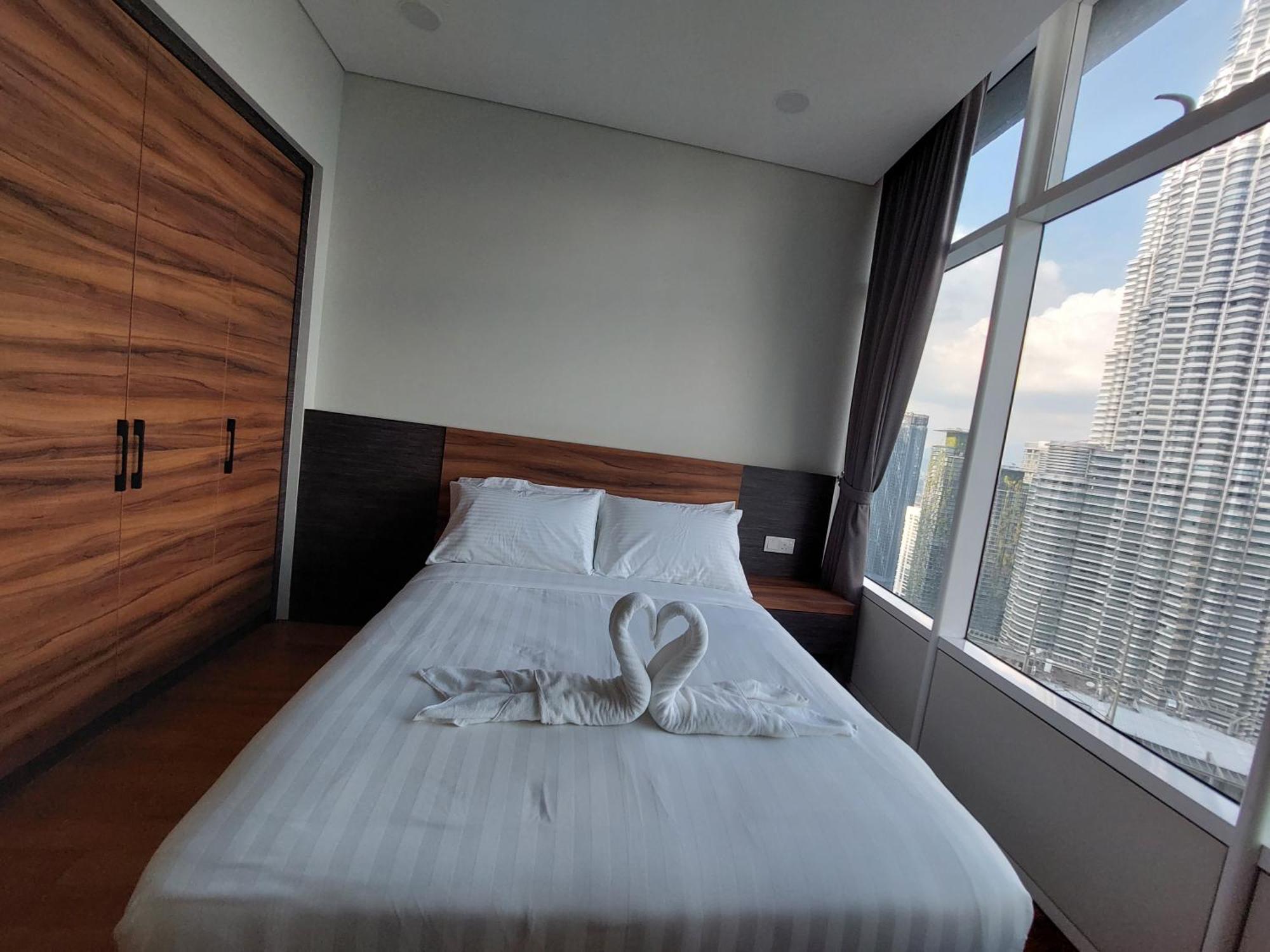 Sky Suites With Klcc Twin Tower View By Irent365 Kuala Lumpur Room photo